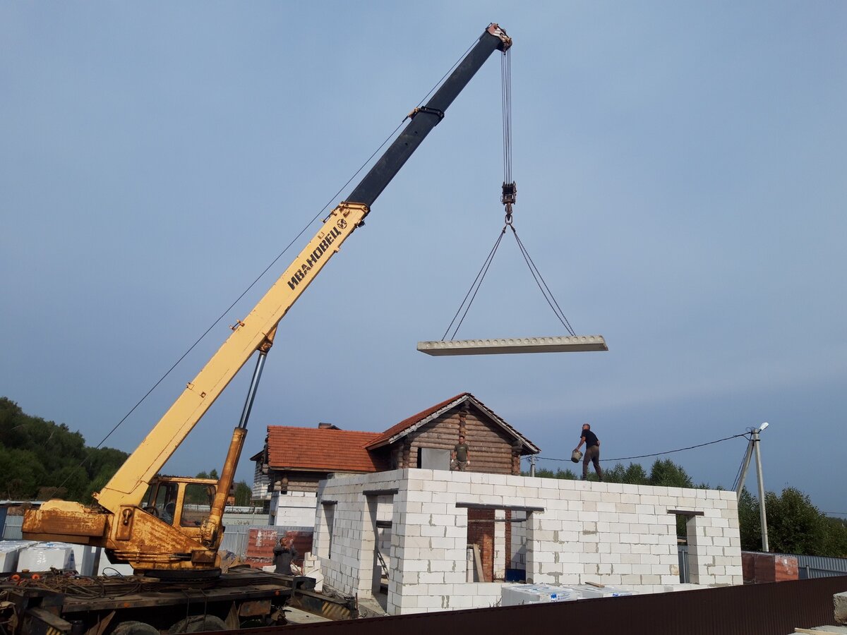 Монтаж плит перекрытия на 2 этаж.Через час перекрытия готовы.