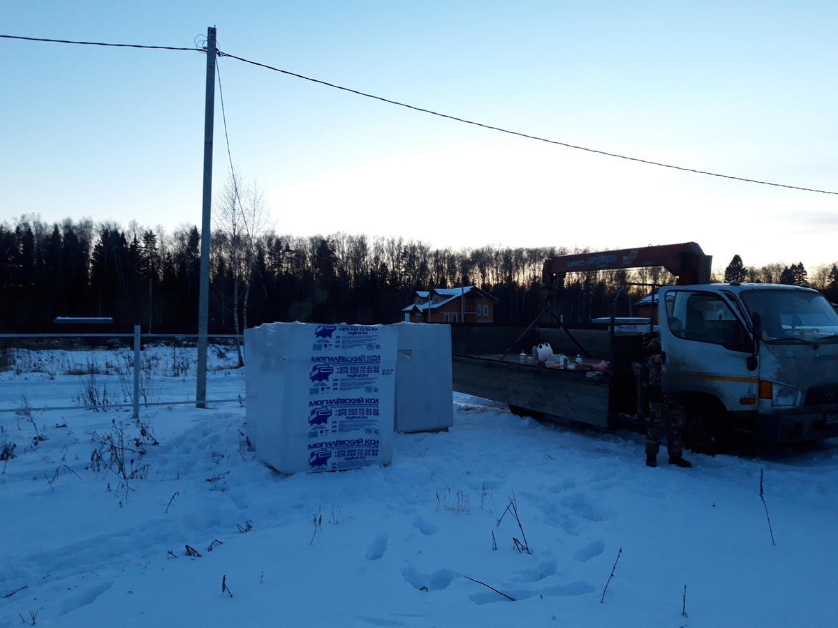 Бортовой манипулятор -разгрузка блоков на участок зимой