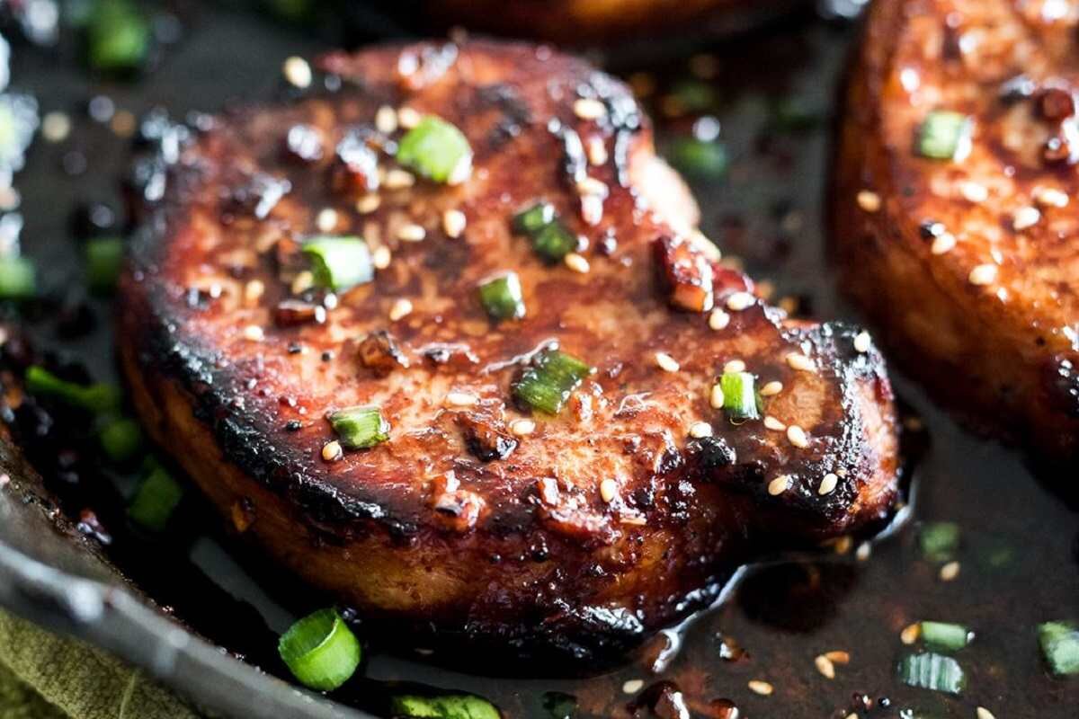 Свиные отбивные с медом и чесноком это, наверное, один из самых популярных западных рецептов приготовления свиной корейки, особенно он популярен в США.