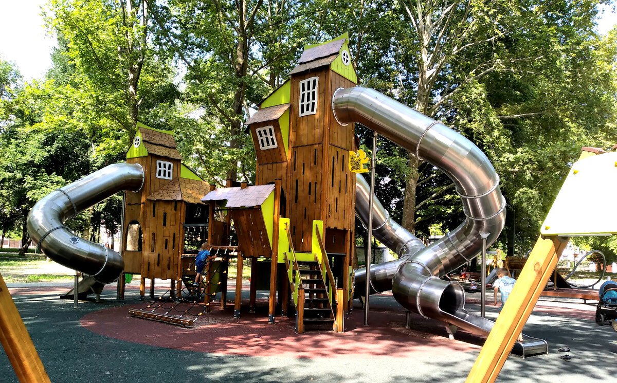 Сказочный городок с металлическими рукавами-горками словно гибрид избушки на курьих ножках с длинноруким роботом. А какие ассоциации у вас?