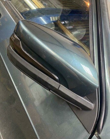 Установленное правое (пассажирское) боковое зеркало в цвет машины, с механической регулировкой, повторителем поворота Плазма и обогревом отражающего элемента.