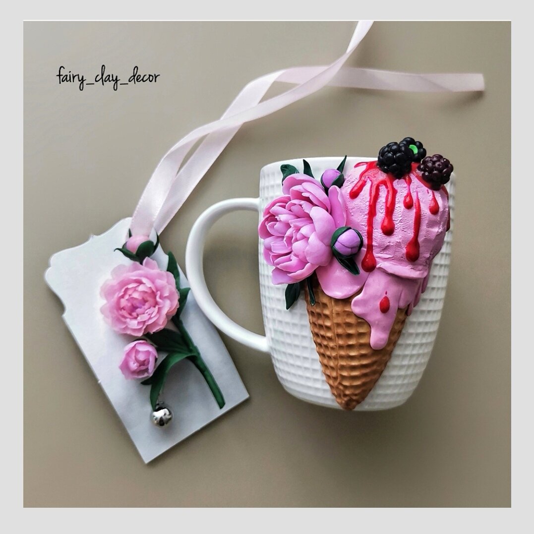 Кружка и брошь с декором ручной работы. Фото моё. 