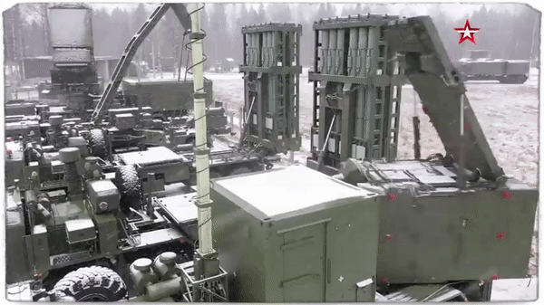Источник: ТК Звезда. Тренировка расчета С-350 "Витязь". Тут он в неполной комплектации, созданной специально для обучения. Главное отличие - наличие всего 2-х пусковых, против 12 штатных. 