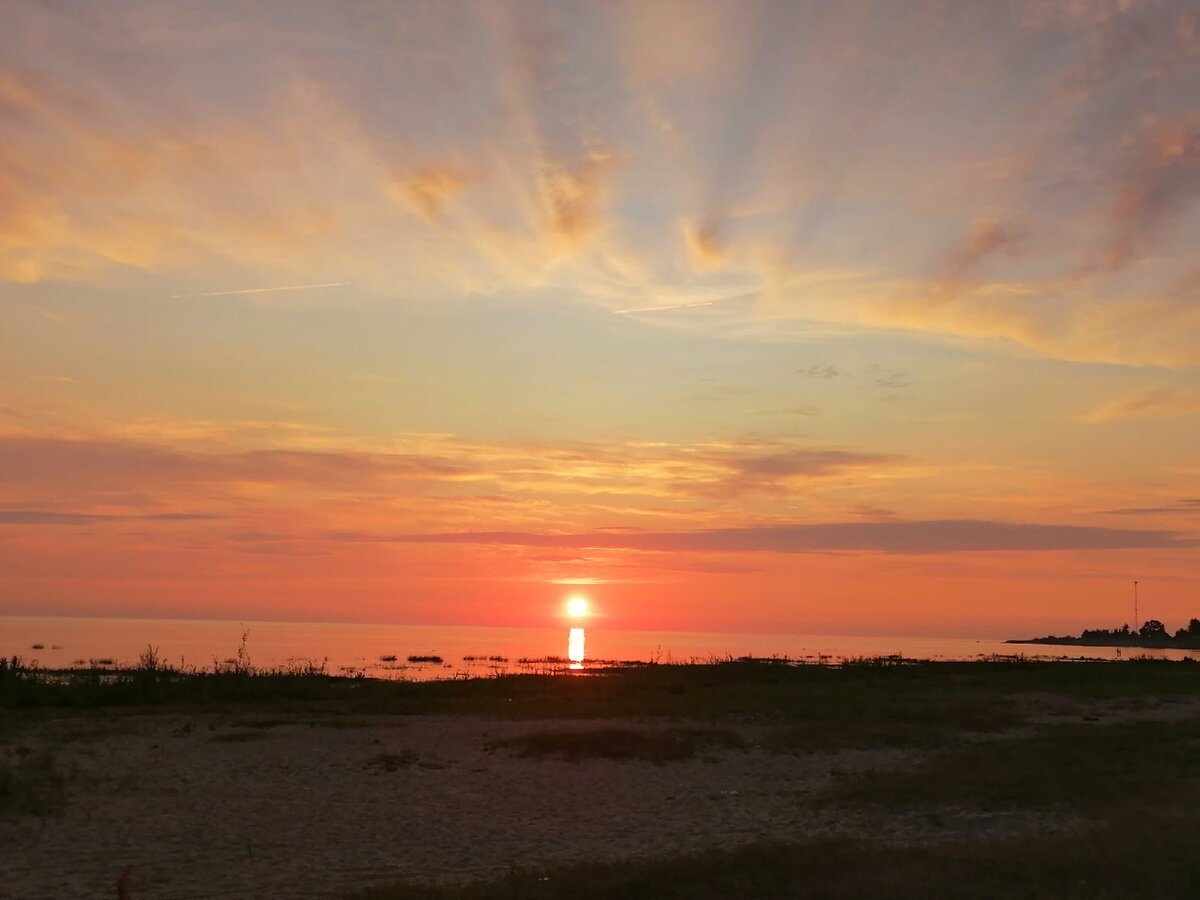 Огненный закат на Чудском озере, где прохлада наступила только в 12 часу ночи