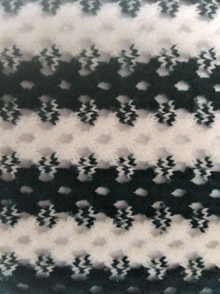 Положила под ткань лист белой бумаги, чтобы лучше было видно-трикотажное полотно с крупными "дырочками"