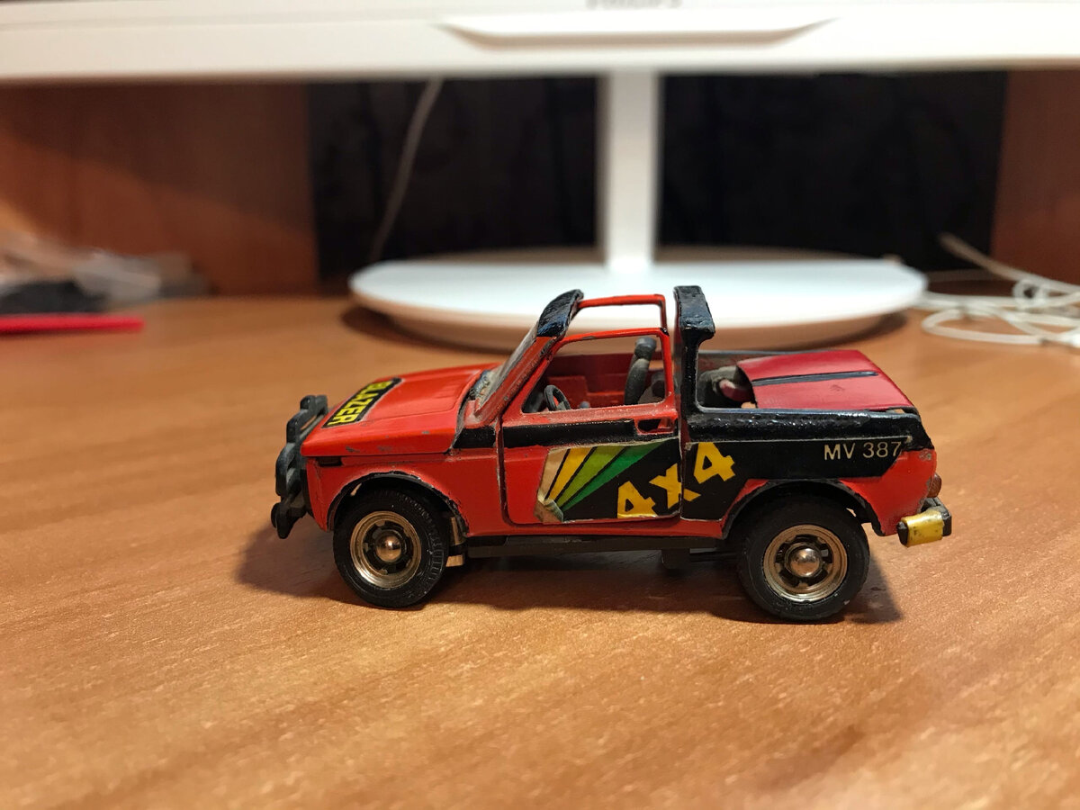 Нужно отметить, что машинка сохранила родную краску, ведь достать в те годы баллончик было проблематично, да и возиться со снятием краски без современной химии, полагаю, не хотелось. Видимо поэтому было решено распилить кузов аккуратно - сохранив ЛКП.