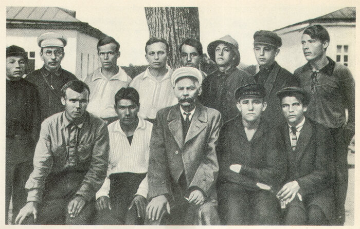 А.М.Горький и А.С.Макаренко с группой воспитанников колонии (Куряж, 1928 г.)
