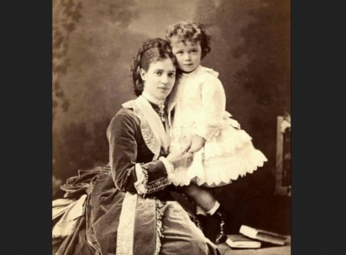 Цезаревич Николай со своей матерью, царицей Марией Федоровной. Фото из открытого источника в Яндексе д