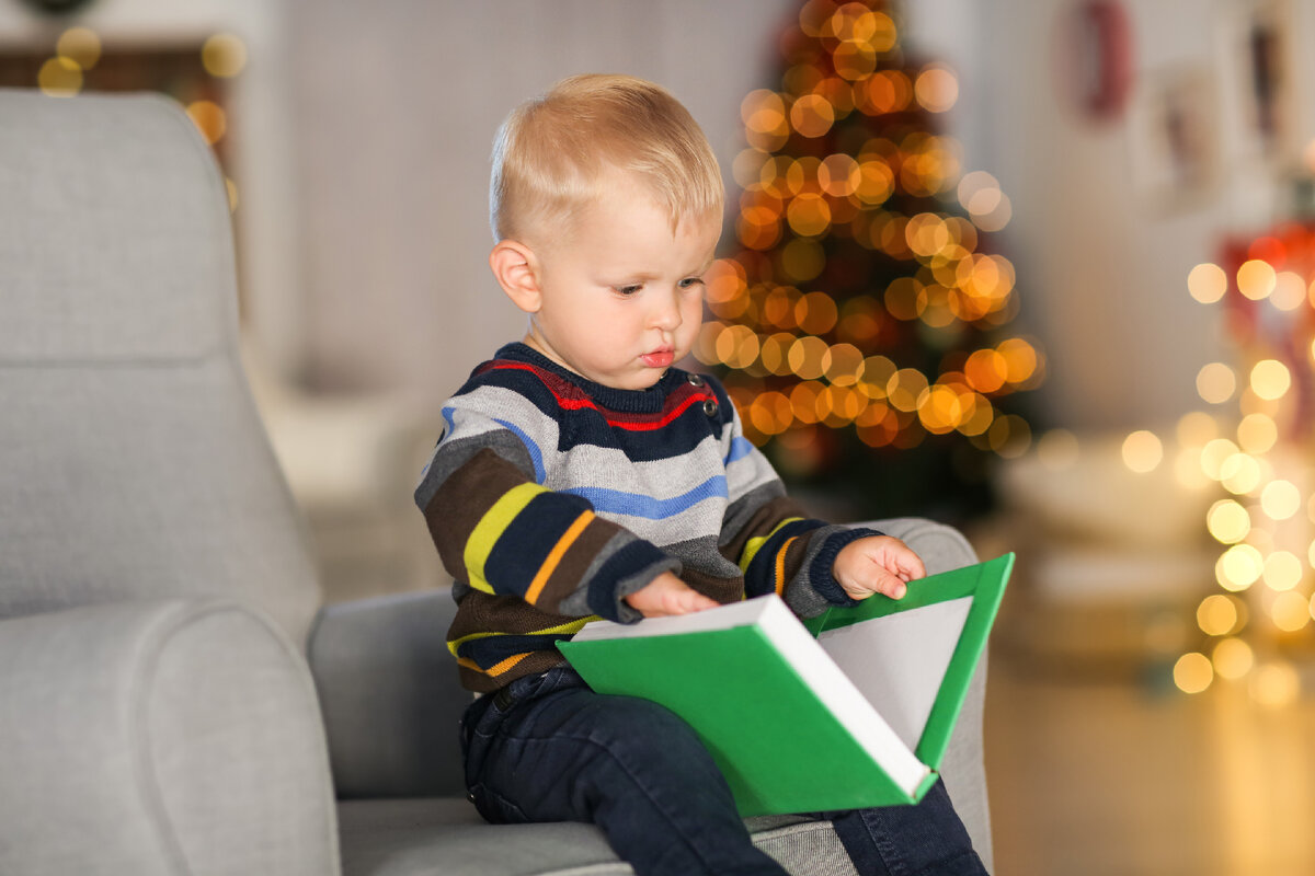 Ребенок с книгой.