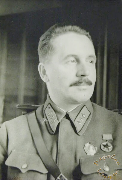 Корпусной комиссар Н.Н. Вашугин в 1939 году - 3 ромба на петлицах. Полковой комиссар (1935), бригадный комиссар (1938), дивизионный комиссар (1939),     корпусной комиссар (1939). Награды: Орден Ленина и Медаль «XX лет РККА» (22.02.1938). Фото из свободных источников в интернет.