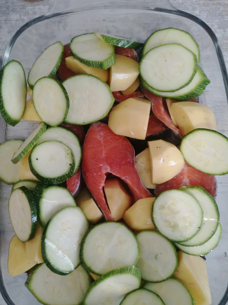 Забыла сфотографировать форель, пришлось для фото откапывать ее из под овощей ))) Никак не привыкну, что я блогер)