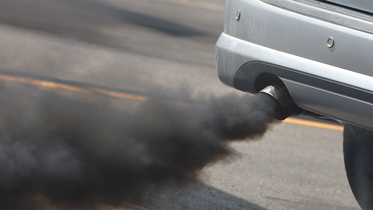 Черный дым из выхлопной трубы