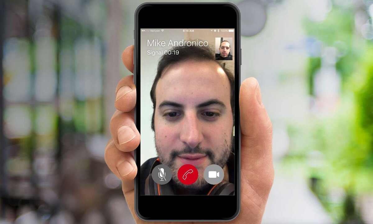 On video call. Видеосвязь на телефоне. Видеозвонок. Видеозвонок айфон. Разговор по видеосвязи.