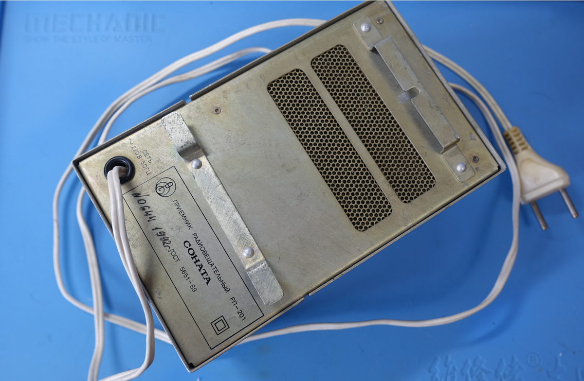 СОНАТА ПРИЕМНИК РАДИОВЕЩАТЕЛЬНЫЙ РП-201 Добавьте описание вид сзади