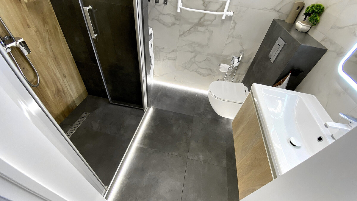 Фото можно листать! Санузел контрастный, с модными сейчас древесными элементами