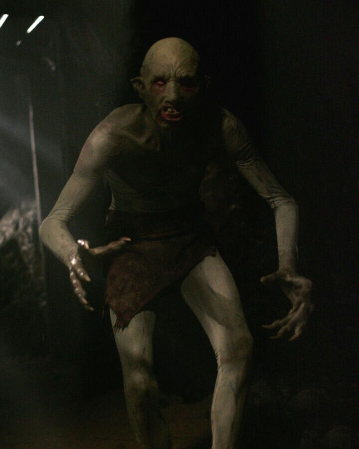 Руками напоминает бабу ягу из Русского фальклера!