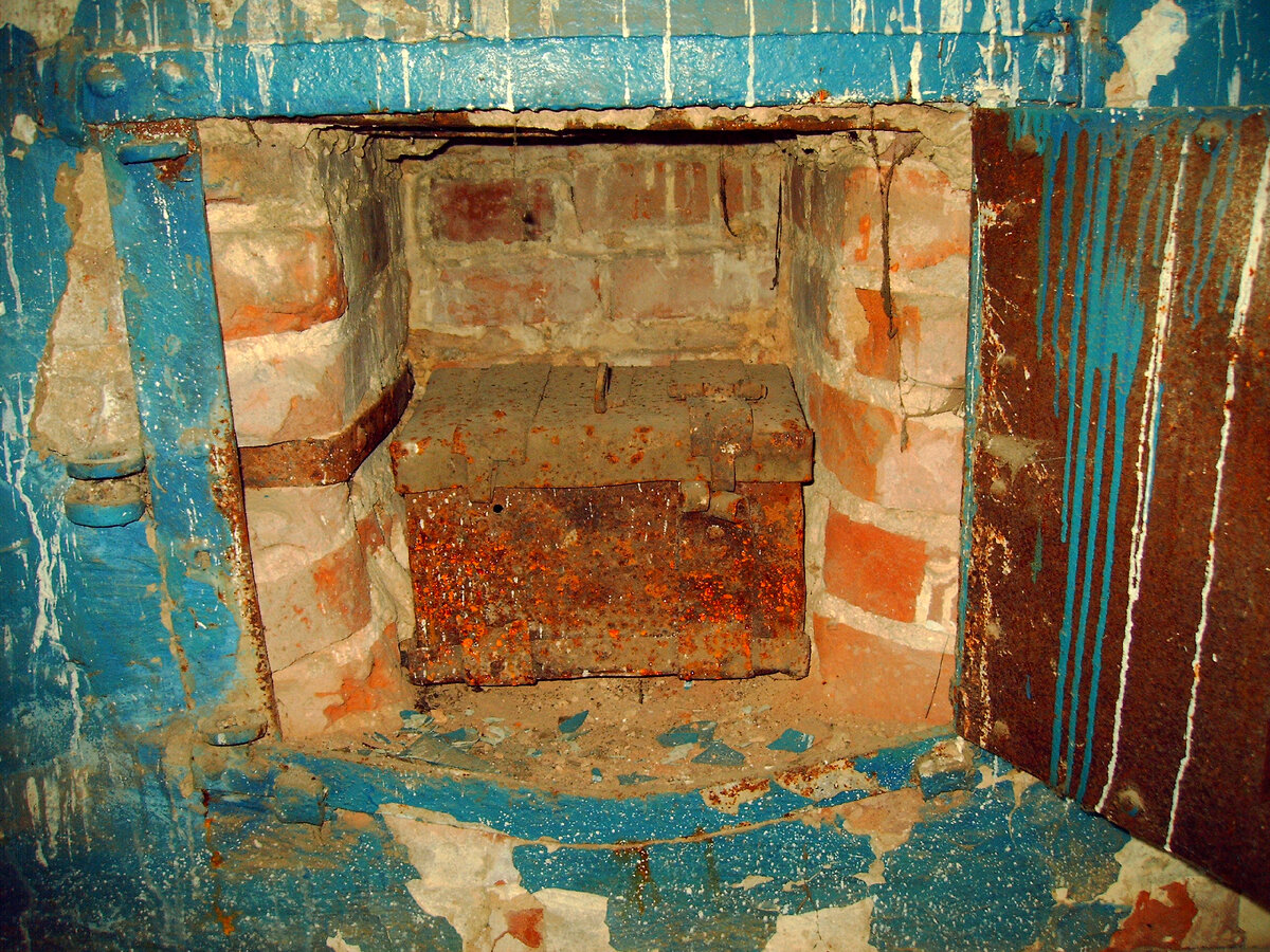 Кованный сундук в потайной нише. Наша реальная находка!