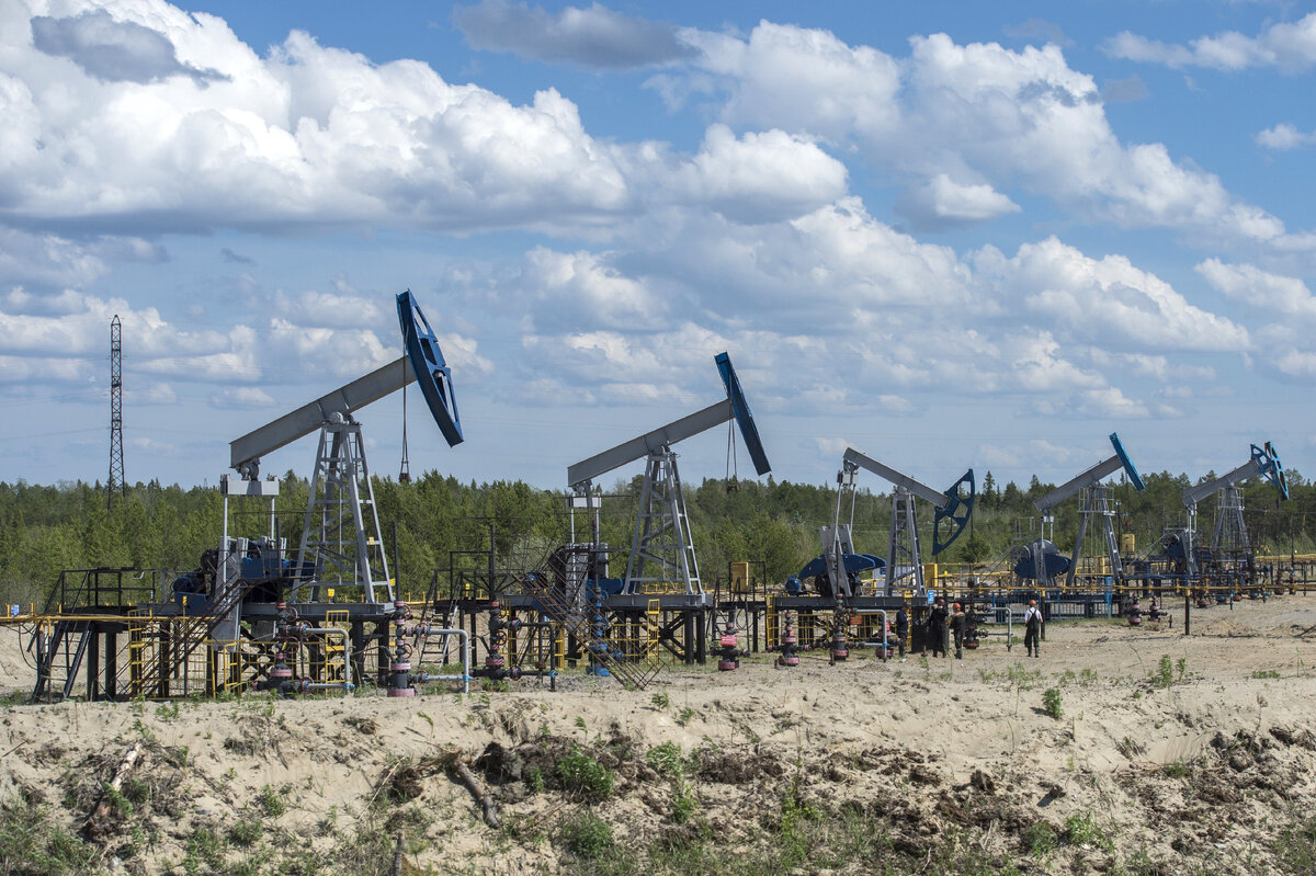Нефть всё ещё качают  и добыча идет своим чередом.     фото: картинки  яндекса. 