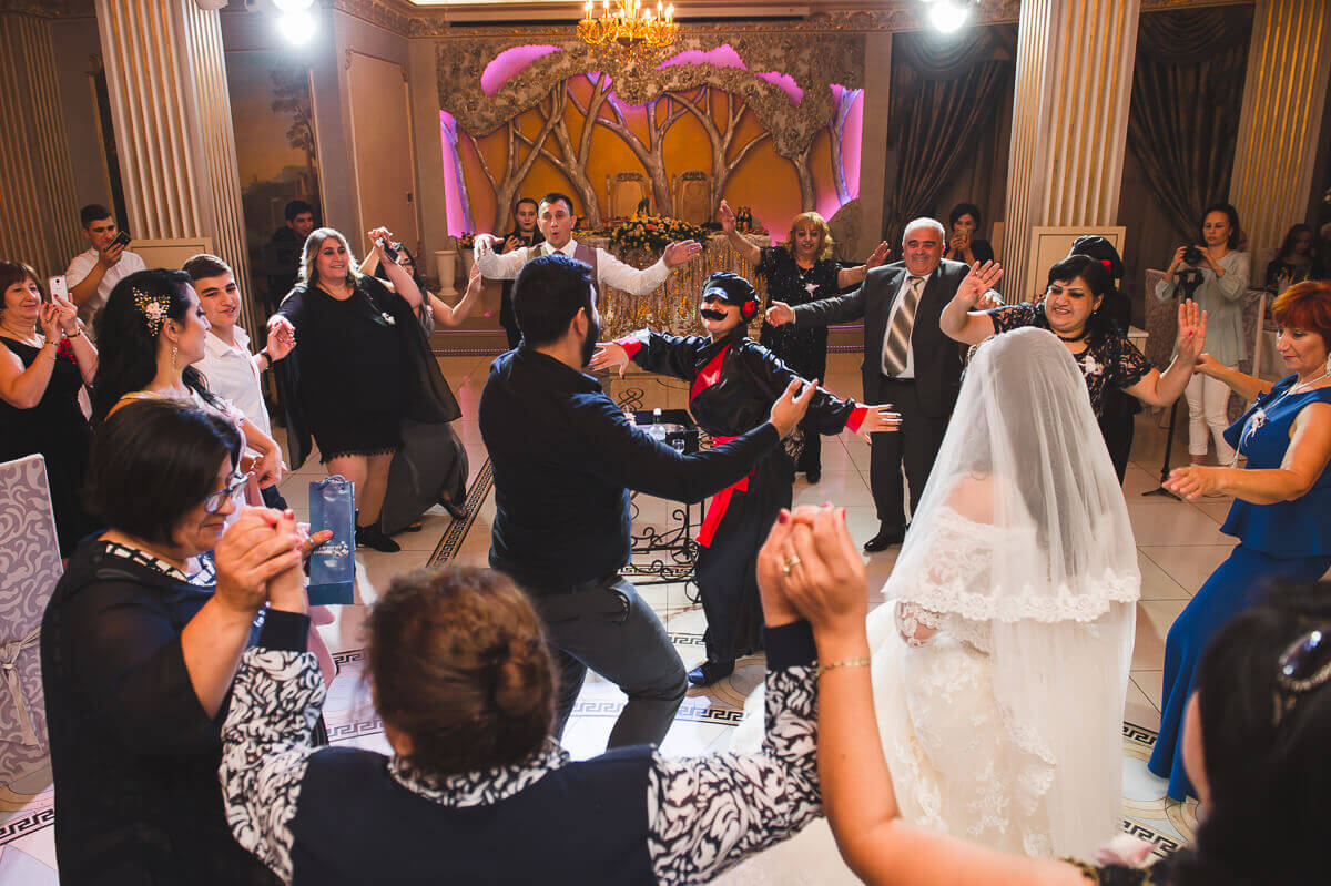 Армяне гуляют красиво. Свадебные традиции в Армении. Армянская свадьба. Свадьба армян. Армянская свадьба традиции.
