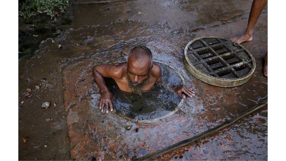 Чистильщик канализации в Бангладеш. Грязный бассейн.