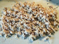 ШАГ 1:
Куриное филе промываем под проточной водой и отвариваем в подсоленной воде на среднем огне, достаточно варить его 25 минут. Бульон сливаем или используем для приготовления иных блюд, остуженное куриное филе мелко нарезаем ножом.