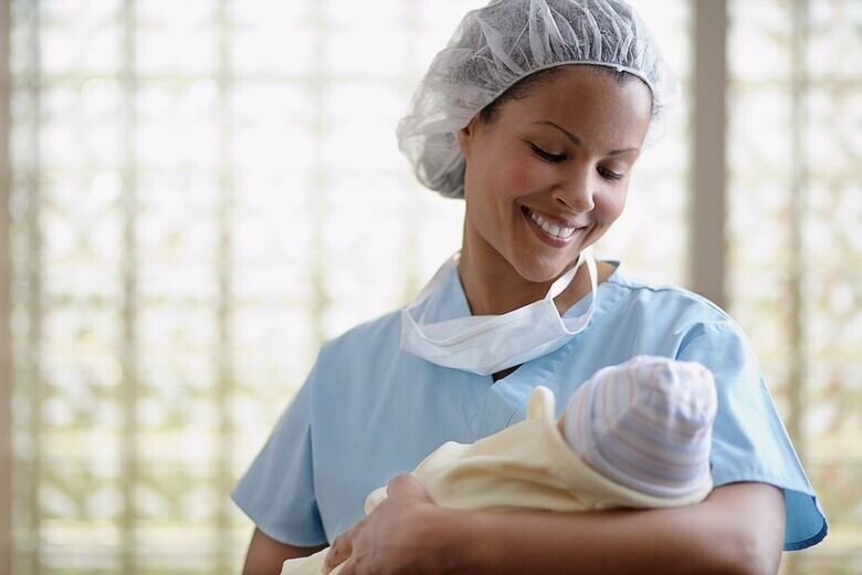 Медсестра с младенцем. Медсестра новорожденных. Медицинская сестра и ребенок. Акушерка дочь