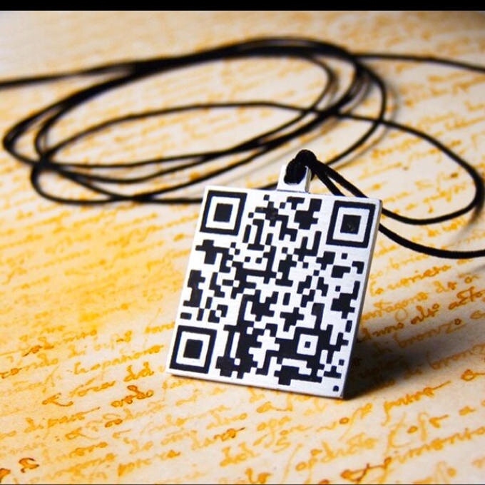 Qr coding. QR код. Ювелирные украшения с QR кодом. Креативный QR код. Сувениры с QR кодом.