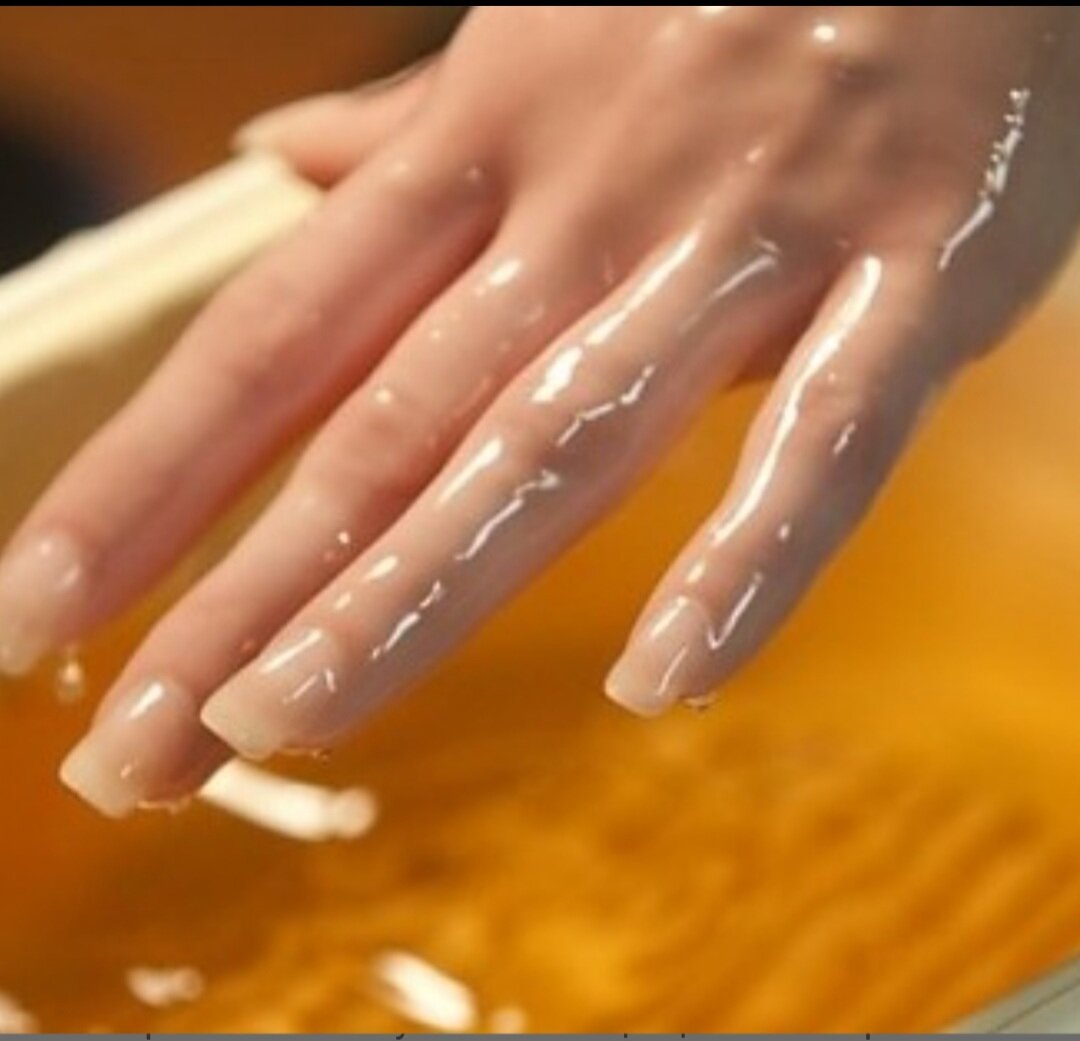 Разогретый парафин нежно обволакивает кожу рук, создавая эффект шелковых  перчаток.