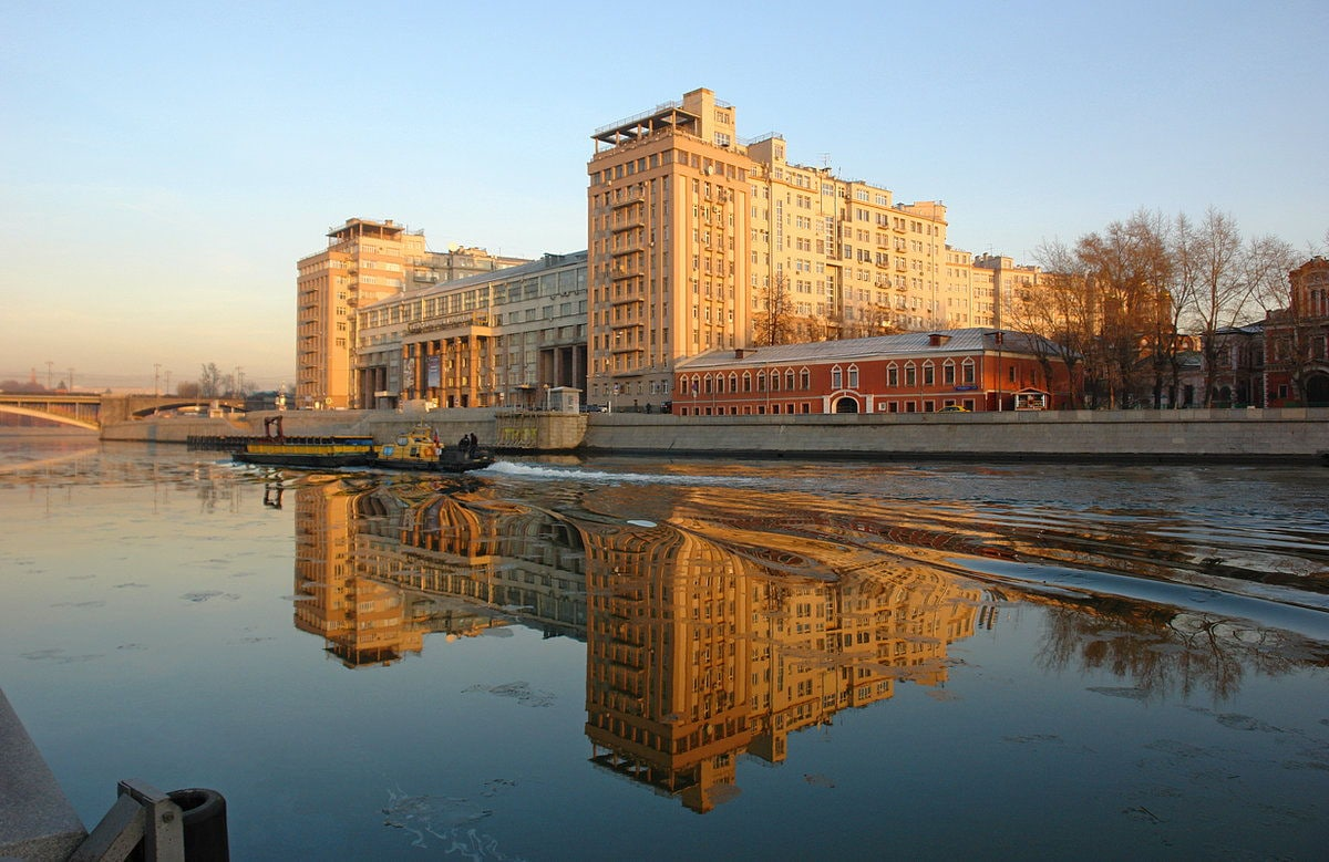 Дом на набережной