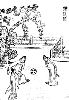 Не отстает и Япония – похожую игру в мяч здесь играли около 1400 лет назад. По историческим данным, между 300 и 600 годами от Рождества Христа, японцы изобрели игру, названную Кемари (или Кенатт). В нее играло до 8 человек. Мяч диаметром около 25 см был покрыт мягкой кожей и набит опилками. Игрок должен был не допустить касания мячом пола, пасуя и жонглируя им ногами. Поле для игры в Кемари называлось Кикутсубо. По традиции, Кикутсубо было прямоугольной формы с молодыми деревьями, посаженными в каждом из углов поля. Классическая версия отличалась использованием четырех разных видов деревьев: вишни, клена, ивы и сосны. У японцев был даже специальный сленг для Кемари. При введении мяча, игрок кричал «Арийаааа!» (Поехали!), а во время паса партнеру - «Ари!» (Вот!).