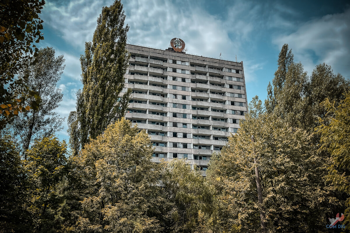 Гербовая шестнадцатиэтажка в центре Припяти. 