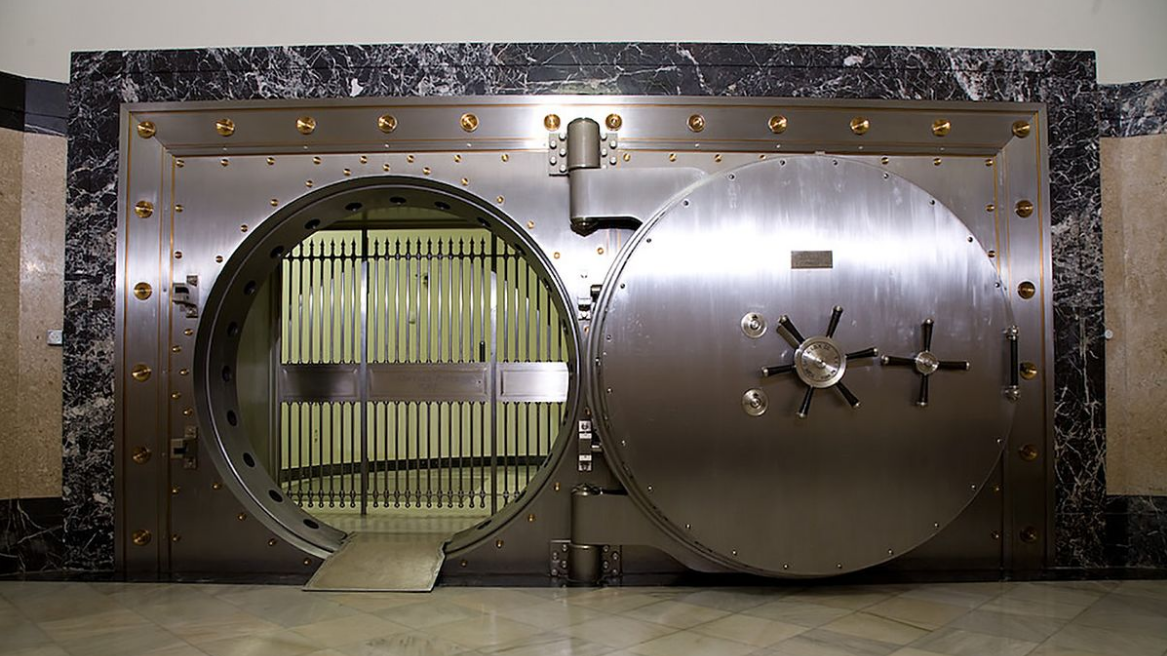 Bank vaults. Банк Испании чудо инженерии сейф. Дверь в хранилище. Дверь банковского хранилища. Банк Испании хранилище.