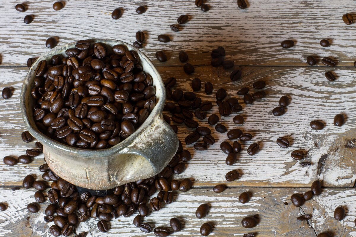 Почему кофе горький. Чашка кофе с зернами. Кофе в зернах. Кофейные зерна. Кружка из кофейных зерен.