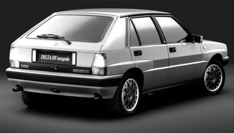 Горячий хэтчбек после года производства покорил сердца многих и стал лучшим автомобилем Старого Света