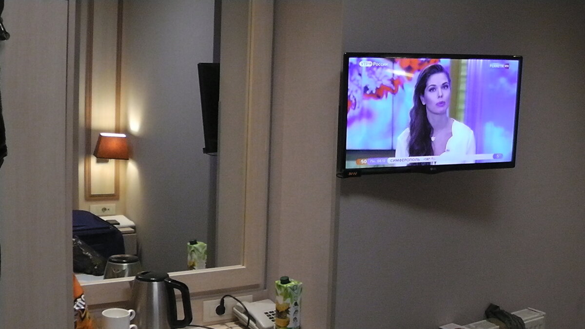 Наш номер в отеле - настолько маленький, что охватить одним кадром невозможно))))) Листайте галерею