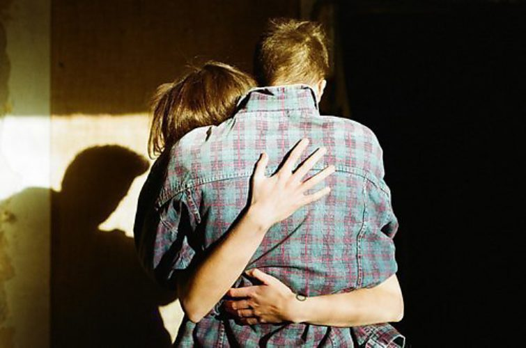 Объятия на кухне. Девушки обнимаются со спины. Обнимает сзади. Парень обнимает девушку. Мужчина обнимает девушку.