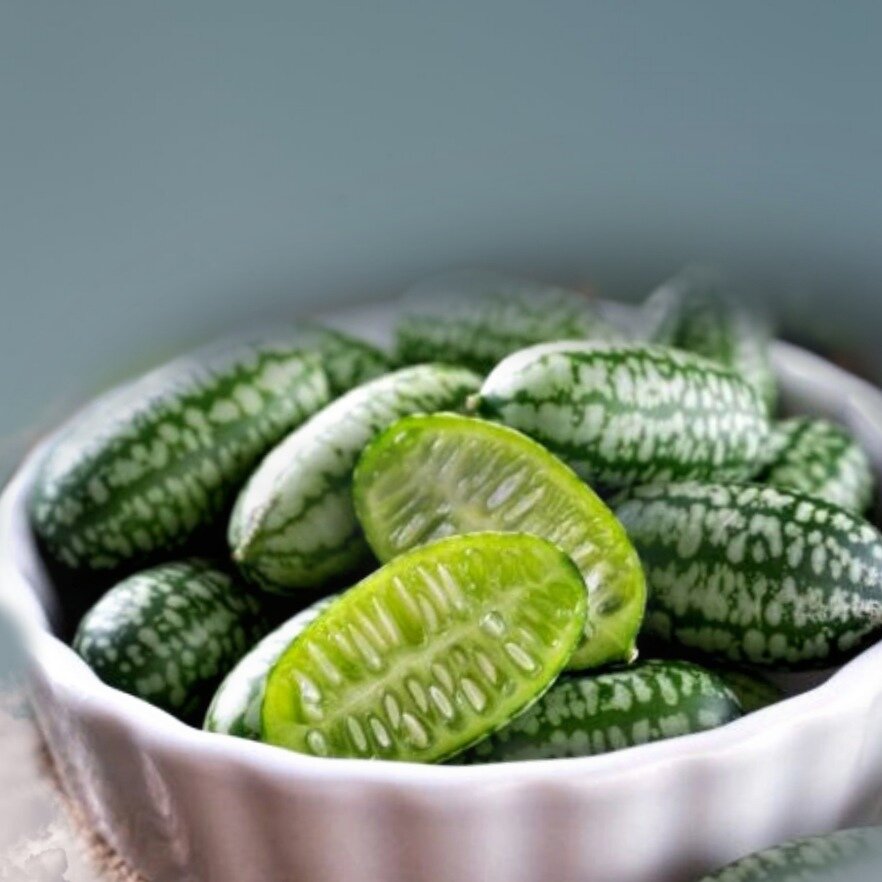 Если разрезать, то внутри семечки, как у арбуза