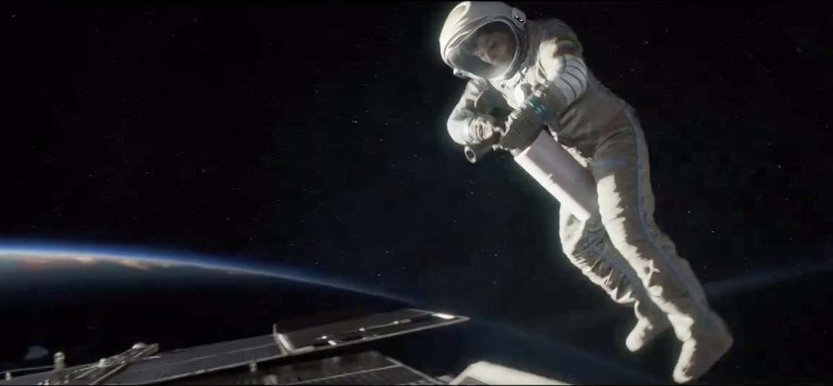 Сандра Баллок с огнетушителем в открытом космосе ("Гравитация", 2013)