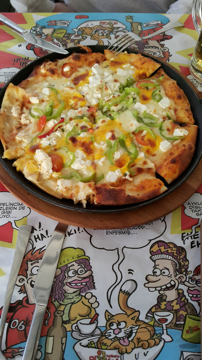 То самое кафе. А еще оно называется кафе карикатур