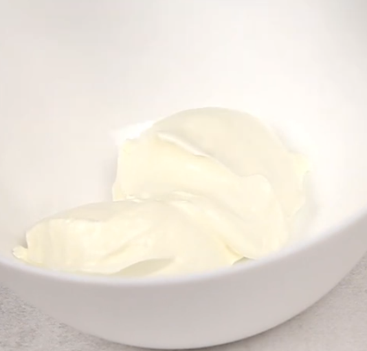 Сметану берем 20 % жирности, если жирность будет меньше, сметана свернется. Солим, перчим, добавляем натертый на крупной терке сыр. 