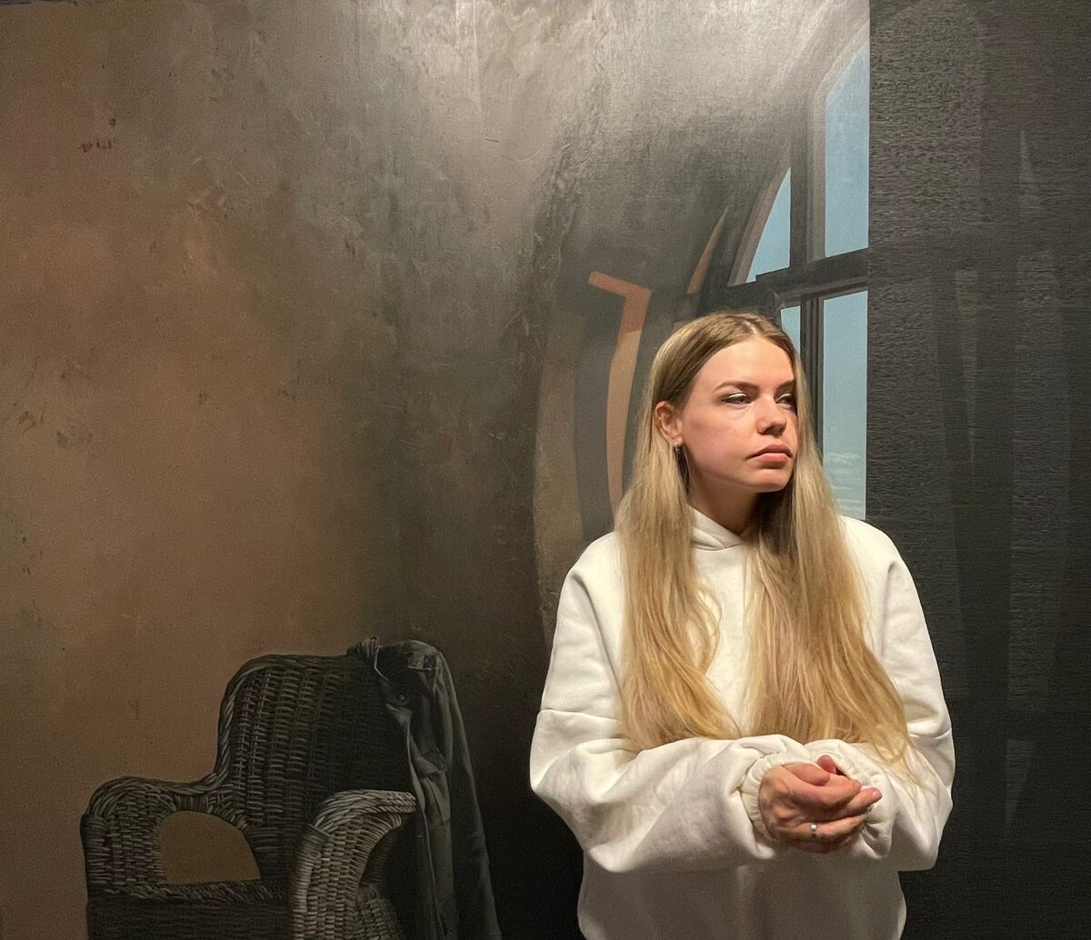 Я, Барбара, на фоне работы Алексея Бегака