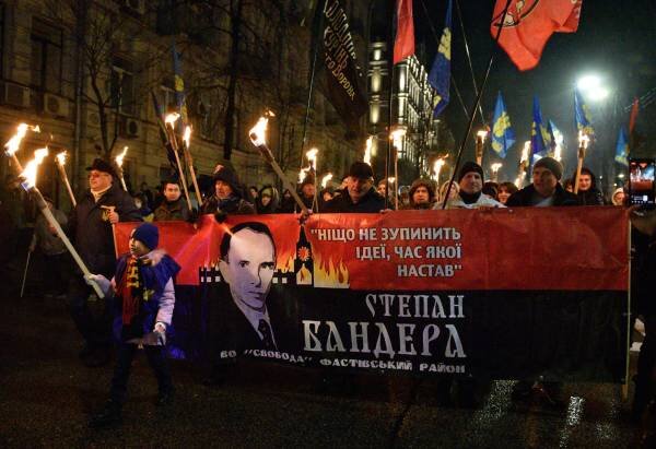 Участники традиционного ежегодного факельного шествия по случаю дня рождения Степана Бандеры в центре Киева. Источник фото: РИА «Новости»📷
