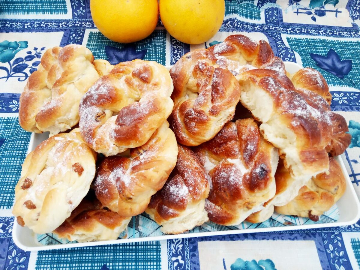 Булочки с изюмом из сдобного дрожжевого теста