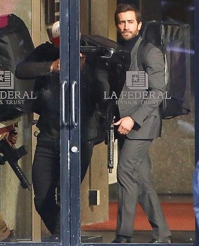 Сцена в банке, которую назову "Путаница с именами":  уже вызывает вопросы: почему Дэнни подумал о прикрытии своего имени, но не посмотрел вокруг? В предыдущей сцене он убеждал брата, что всё спланировано, но из-за его же глупой оплошности именно вся операция пошла криво. Когда они оказались в банке, промелькнула мысль про "Собачий полдень" Сидни Люмета, здесь тоже возникло некое напряжение, и Дэнни вроде как молодой Сантино (в исполнении Аль Пачино), будучи на взводе, всё же держит лицо из последних сил