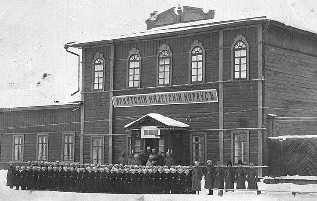 здание кадетского корпуса на Шелашниковской улице.