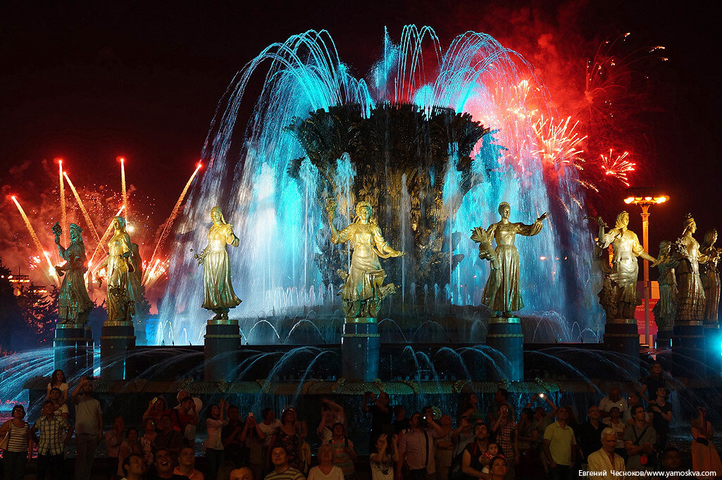 Цирк танцующих фонтанов аквамарин москва. Шоу фонтанов брянск цирк. Цирк никулина шоу воды огня. Света москва. Лучшее шоу на свете.