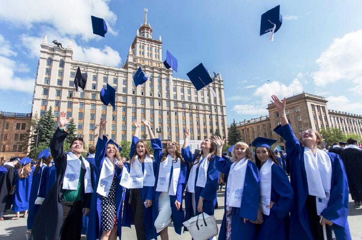 Высших российских. ЮУРГАУ ЧГАУ выпускники. Мантия выпускника ЮУРГУ. Выпускной в университете. Выпускники российских вузов.