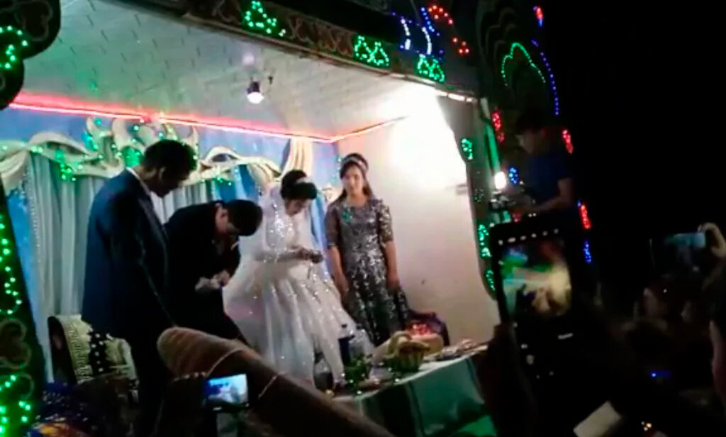 Невеста узбекистан жених. Свадьба в Узбекистане. В Узбекистане ударил невесту. Узбекская свадьба. Невеста Узбекистан.