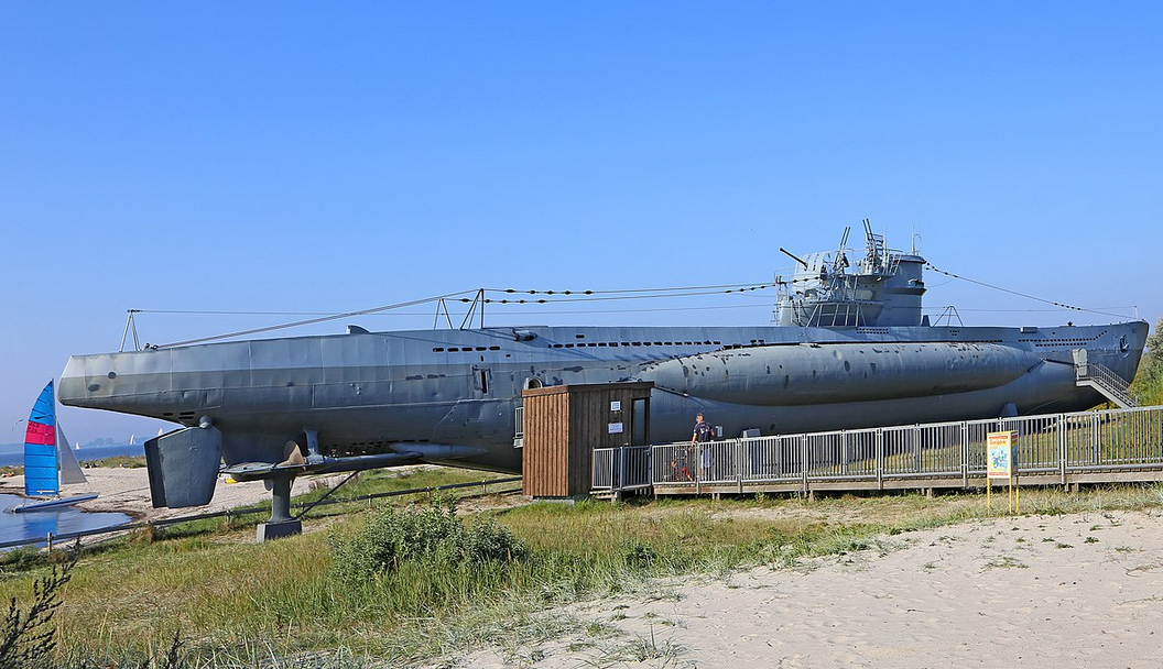 Подводная лодка U-995 на пляже