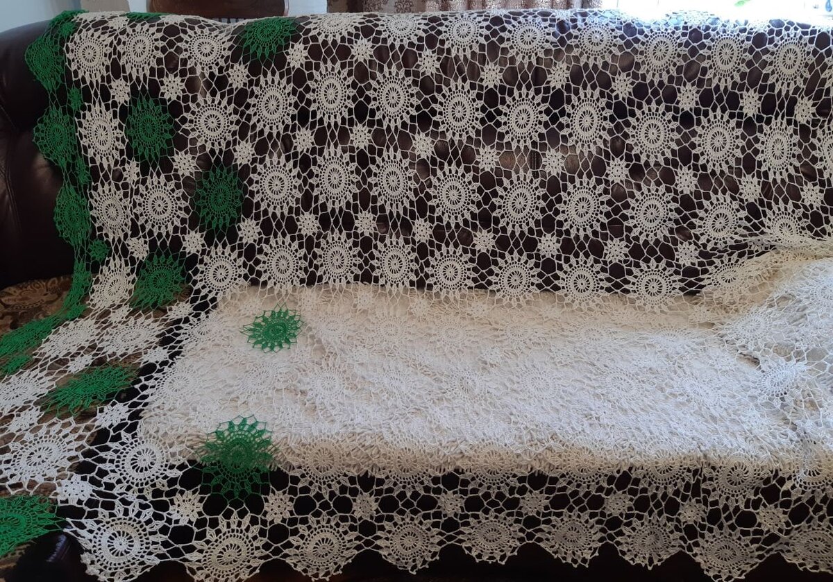 штора на диване - левая сторона.  правая сторона не поместилась в экран. Правая  сторона тоже с  одним зеленым рядом.